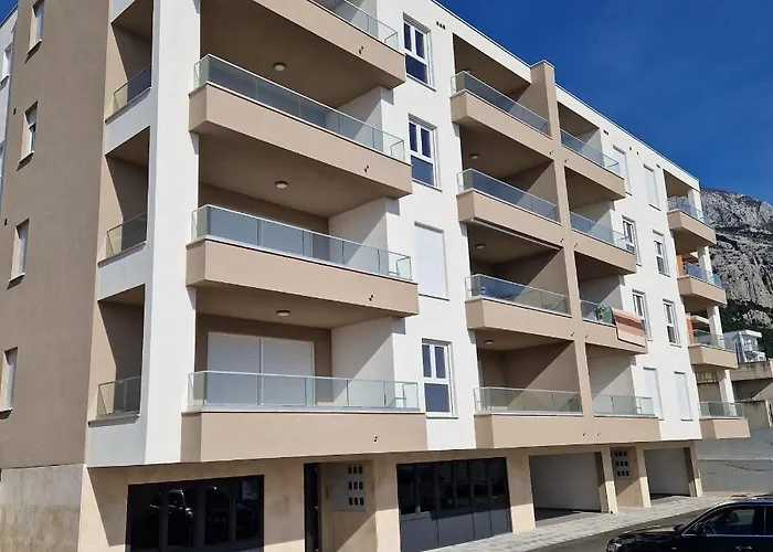 Mali Raj Makarska